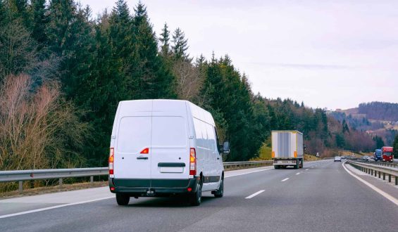 Monitorizare flotă auto: cum îți optimizezi costurile și eficiența