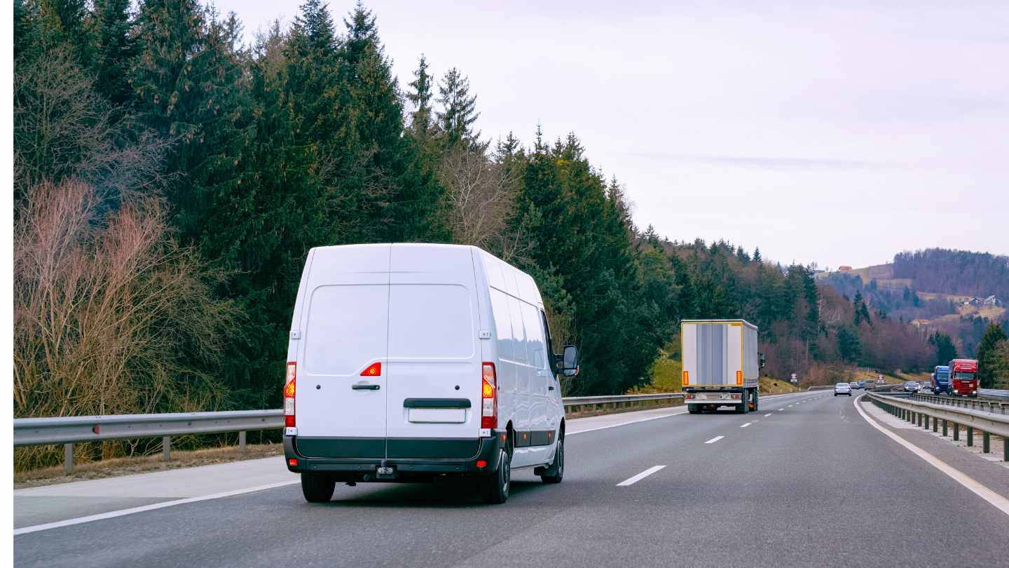 Monitorizare flotă auto: cum îți optimizezi costurile și eficiența